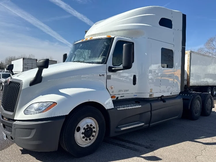 2023 International LT - image 3