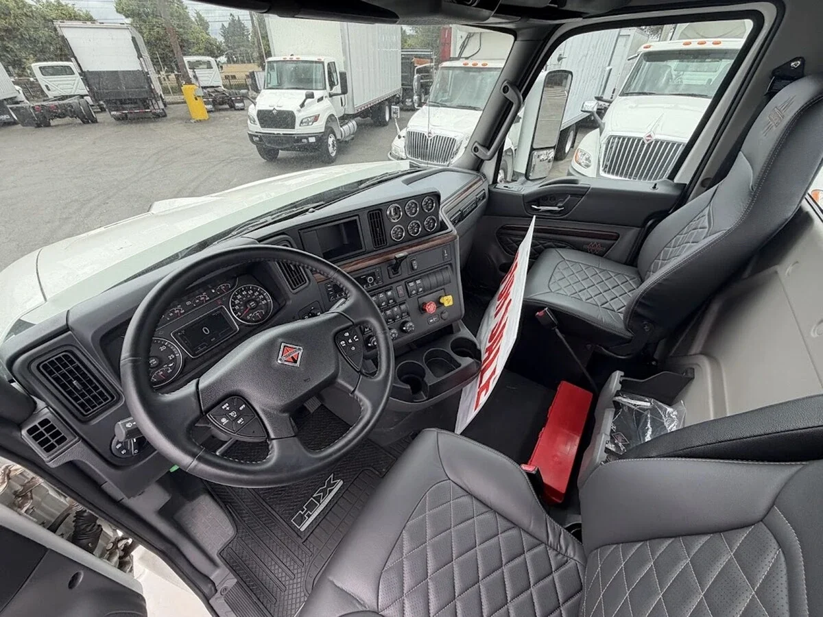 2025 International HX — photo 14
