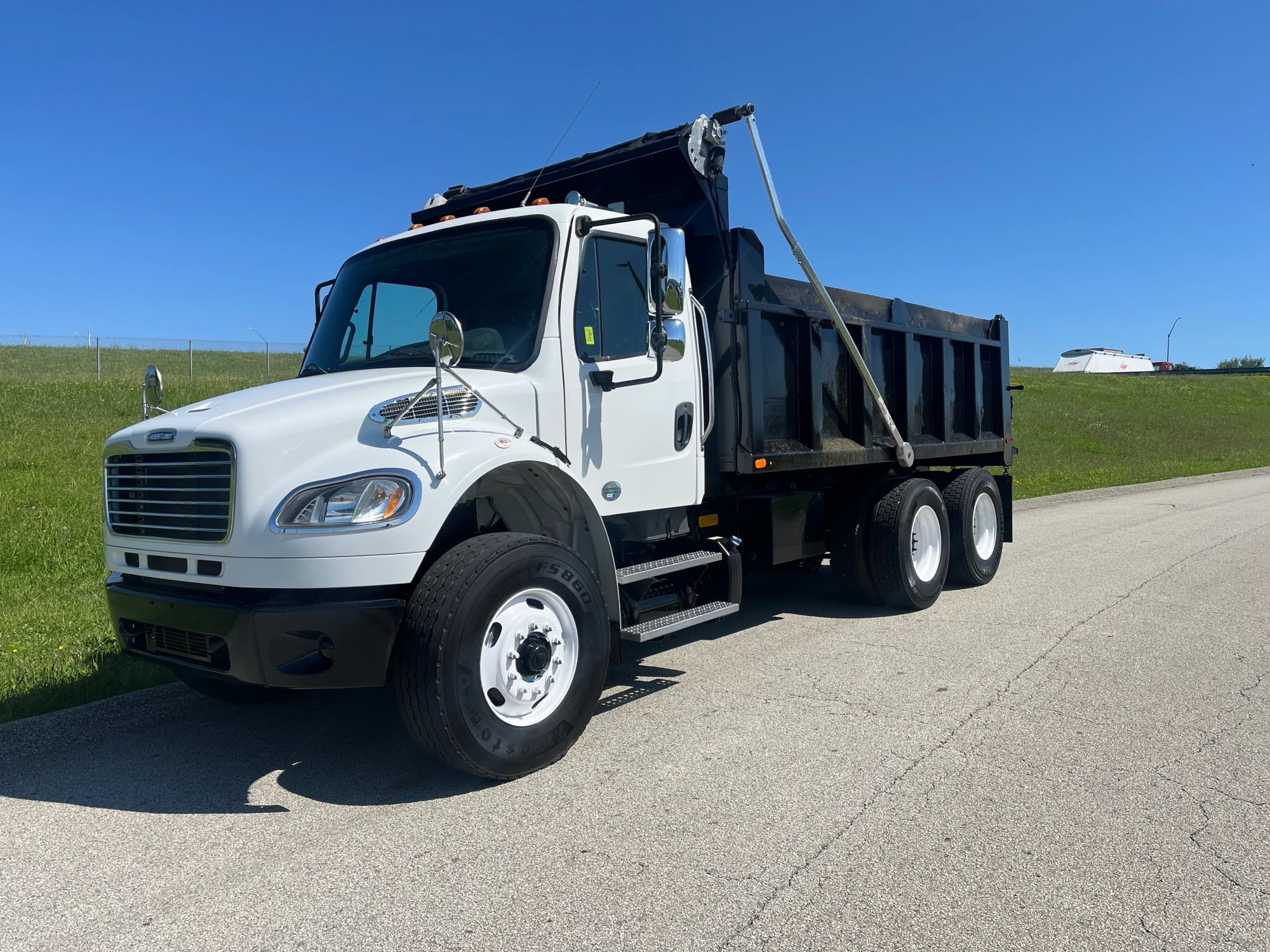 2015 Freightliner M2 106