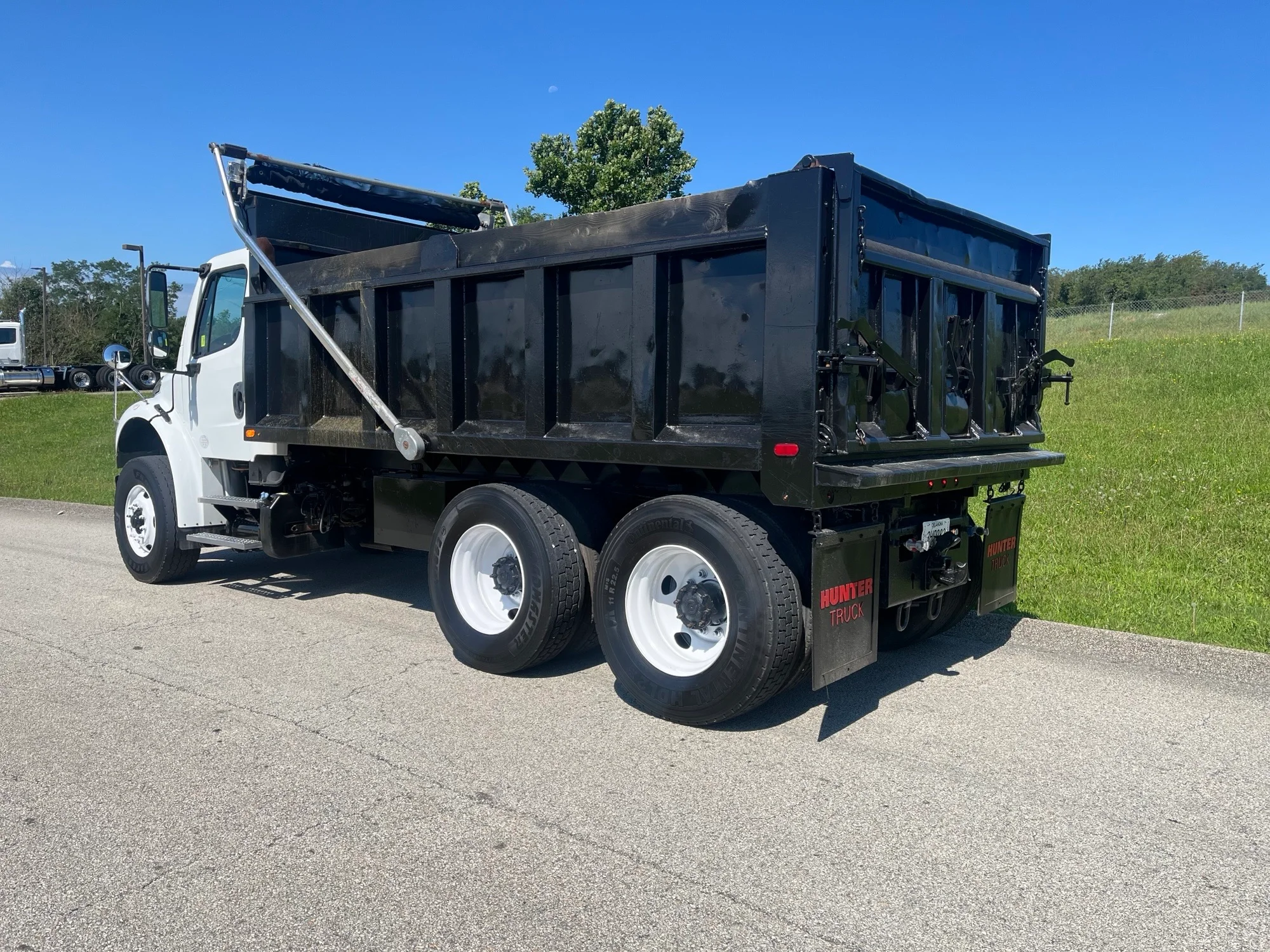 2015 Freightliner M2 106 in Uniontown, PA — photo 2