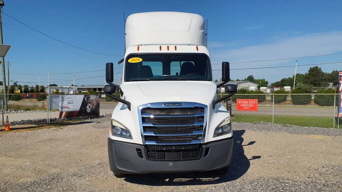 2019 Freightliner Cascadia in Birmingham, AL — photo 2