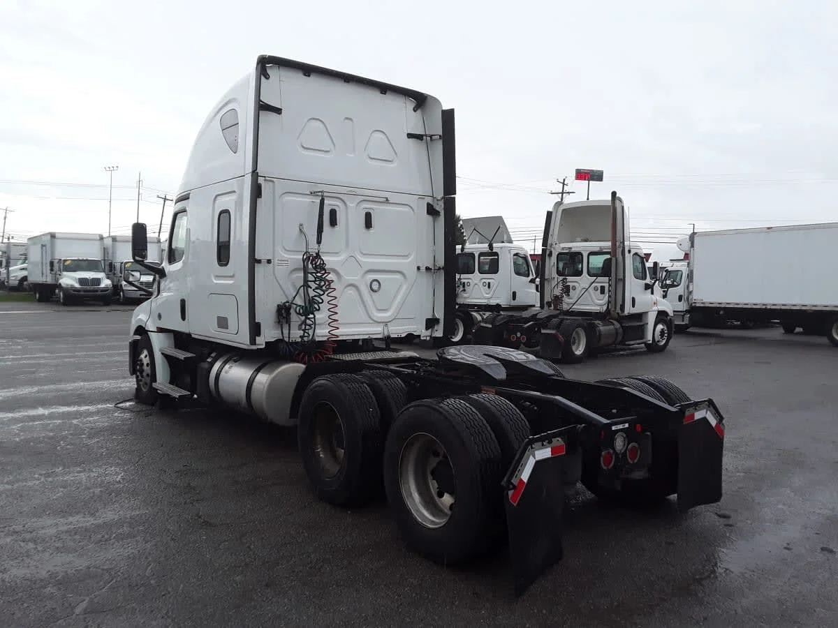 2020 Freightliner Cascadia in La Vergne, TN — photo 6