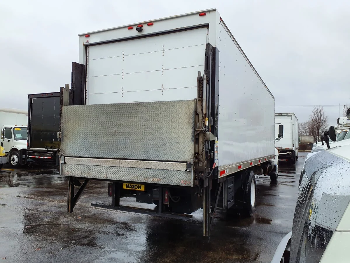 2016 Hino 338 - image 4