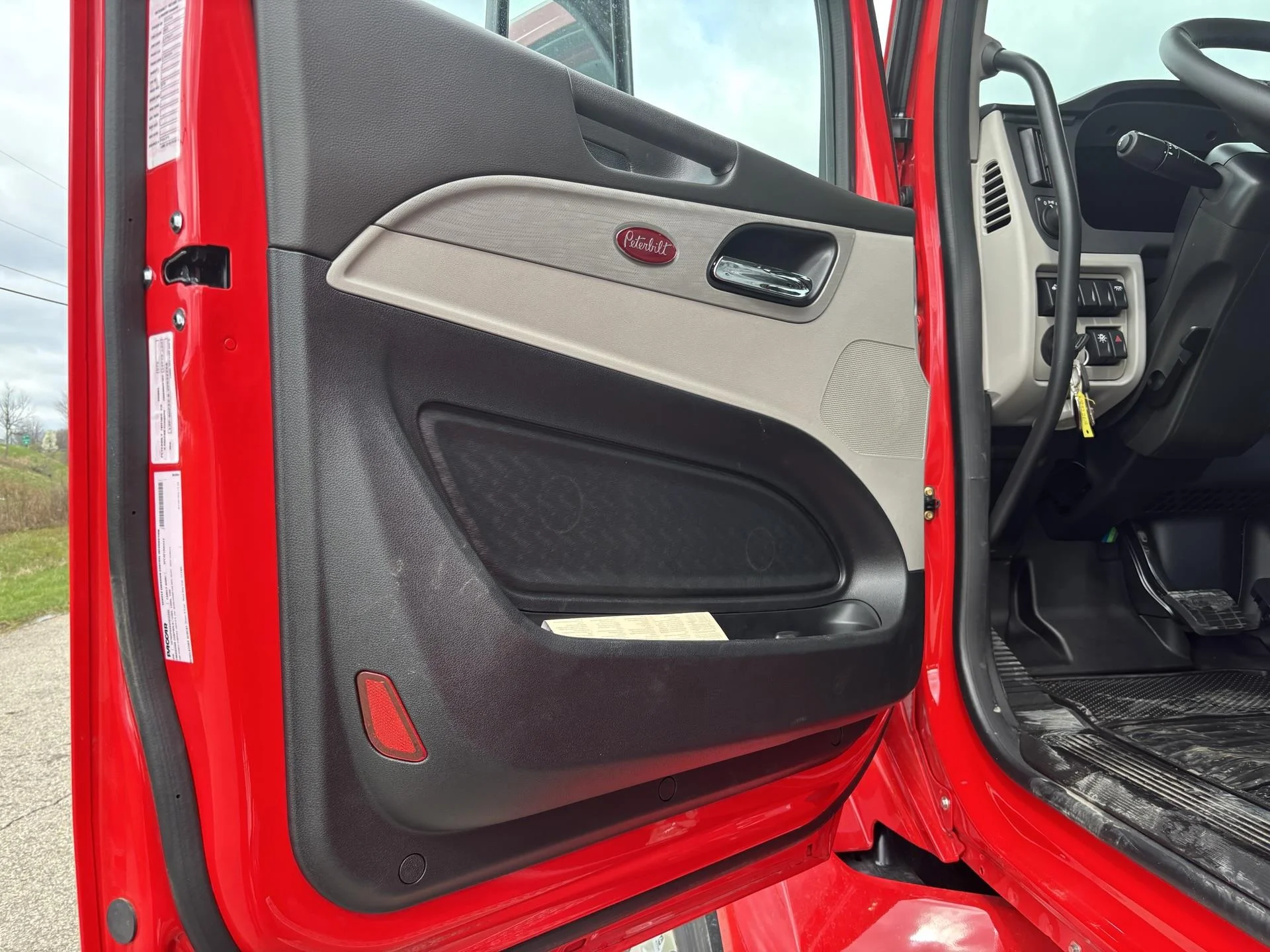 2027 Peterbilt 579 in Zanesville, OH — photo 8