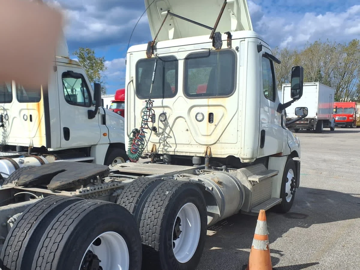 2019 Freightliner Cascadia in Cleveland, OH — photo 6
