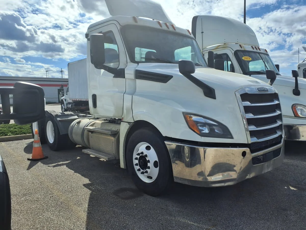 2019 Freightliner Cascadia in Cleveland, OH — photo 3