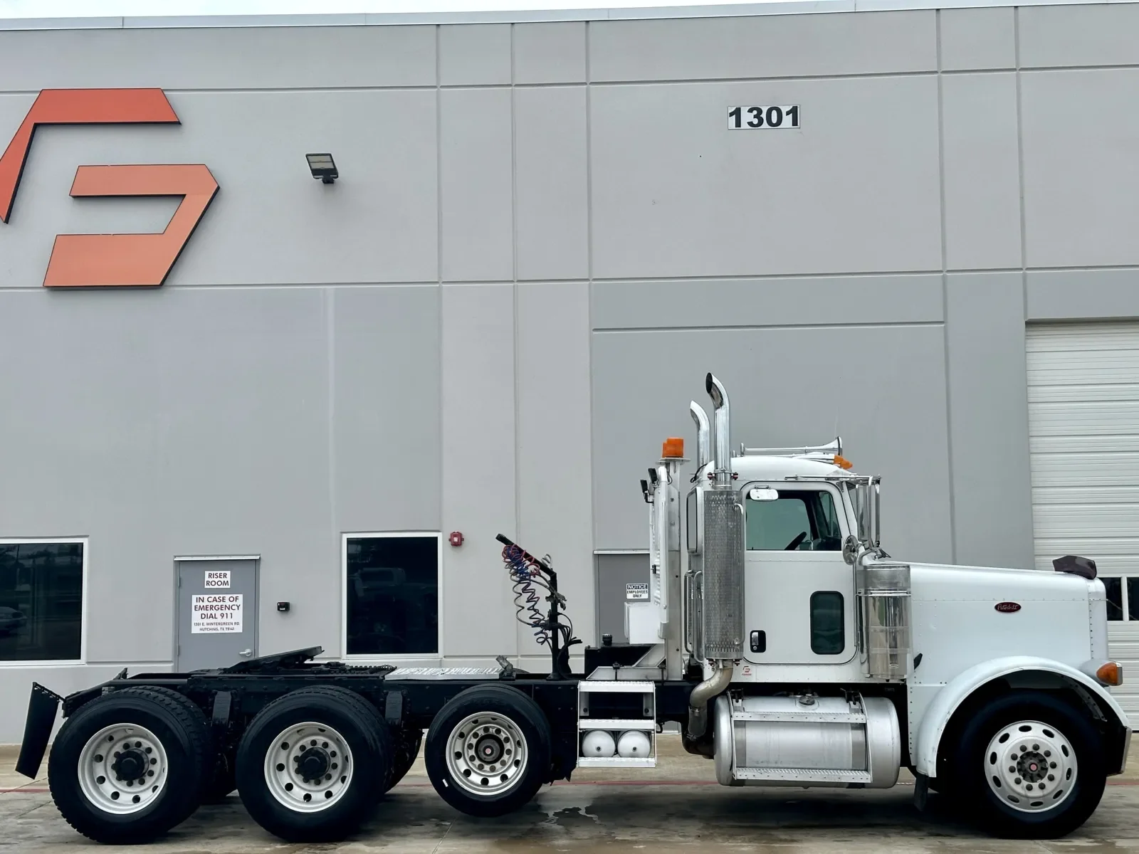2005 Peterbilt 379 in Hutchins, TX — photo 3
