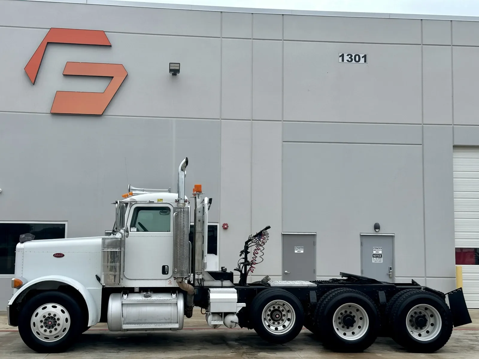 2005 Peterbilt 379 in Hutchins, TX — photo 4
