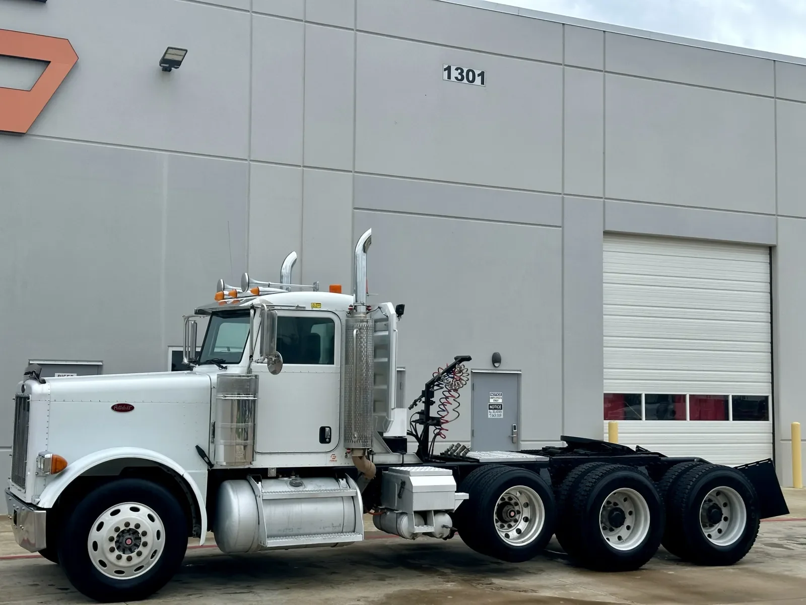 2005 Peterbilt 379 in Hutchins, TX — photo 2