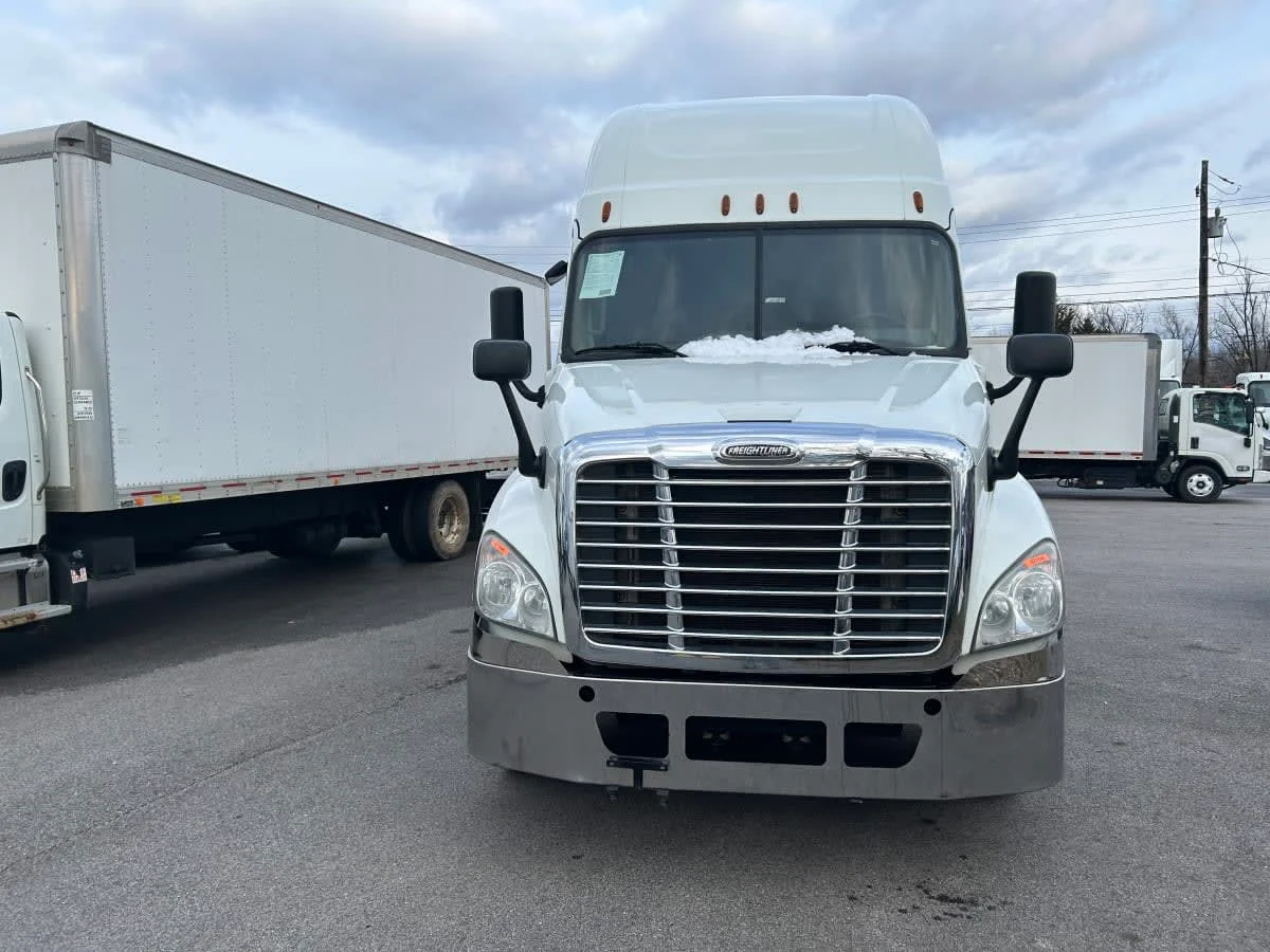 2019 Freightliner Cascadia - image 2