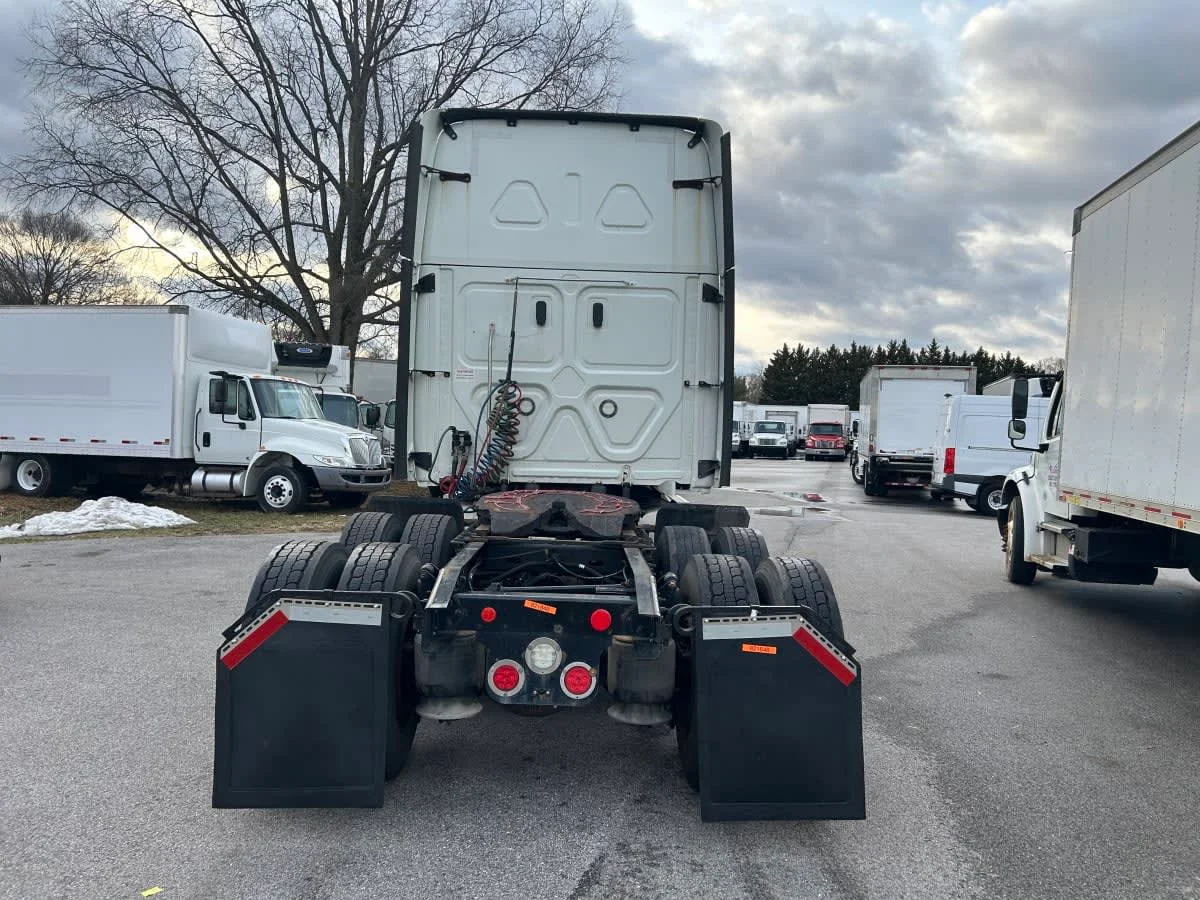 2019 Freightliner Cascadia - image 5
