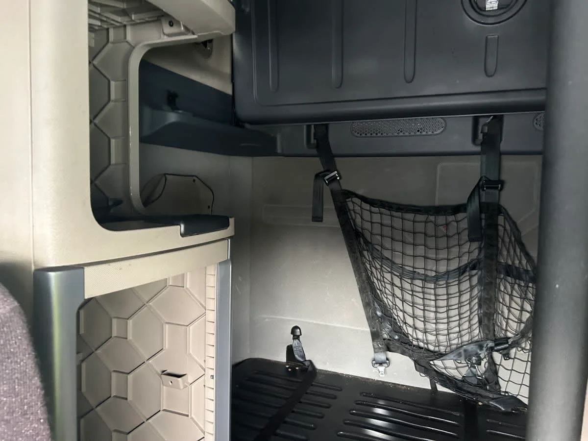 2019 Freightliner Cascadia - image 8