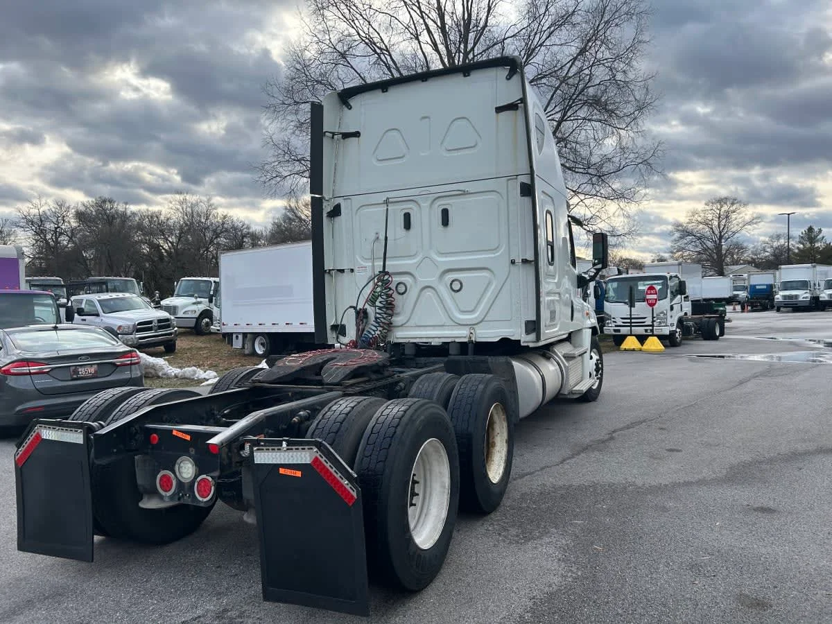 2019 Freightliner Cascadia in Beltsville, MD — photo 4