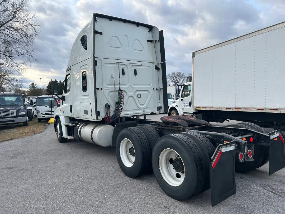 2019 Freightliner Cascadia in Beltsville, MD — photo 6