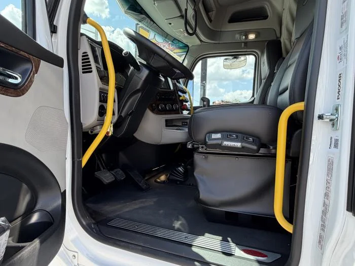 2027 Peterbilt 589 - image 20