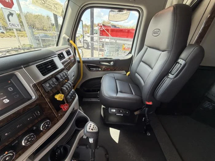 2027 Peterbilt 589 - image 26