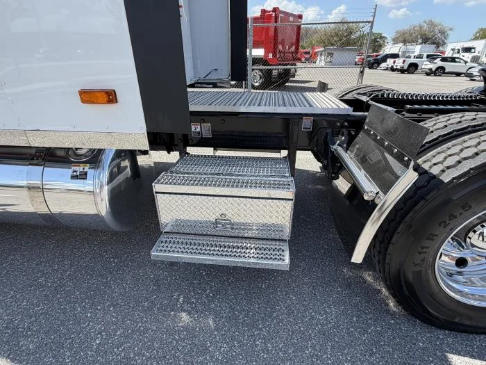 2027 Peterbilt 589 - image 7