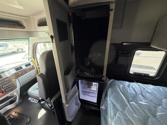 2027 Peterbilt 589 - image 29