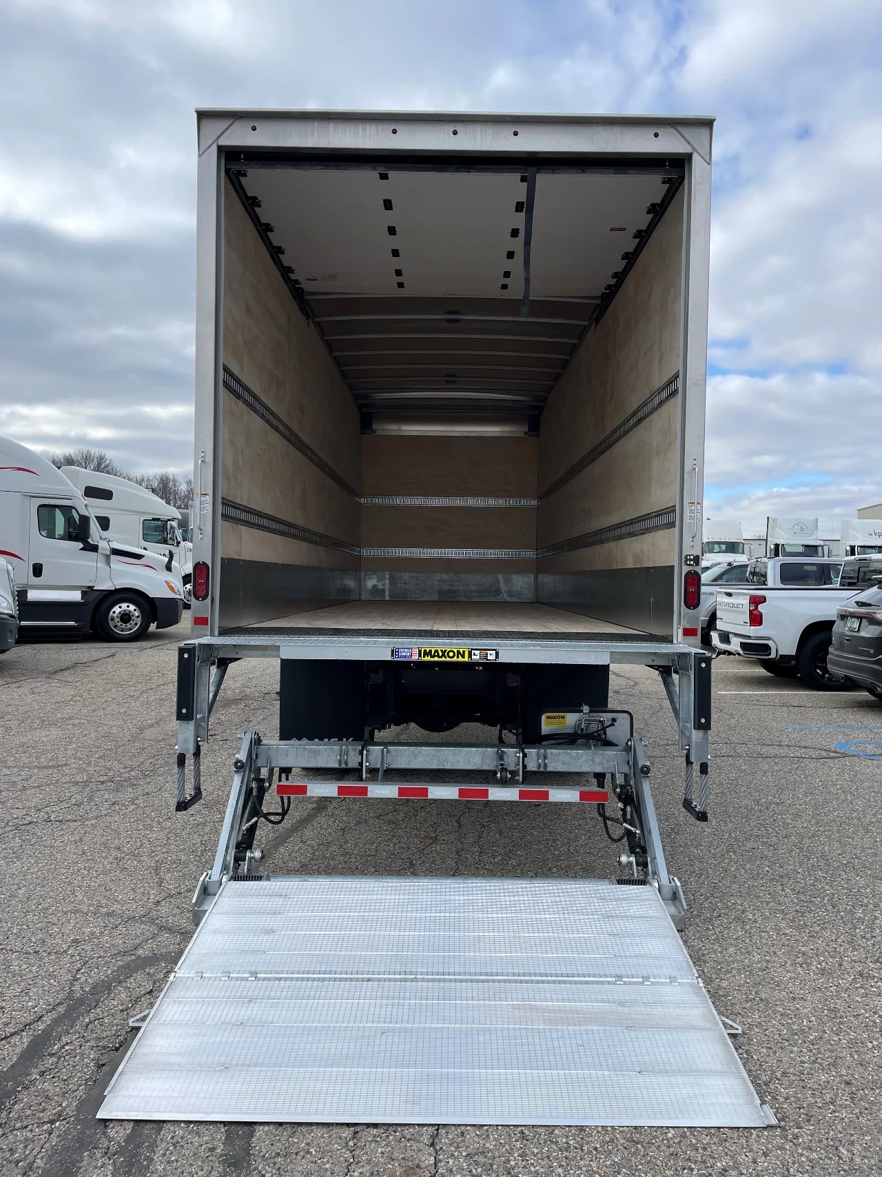 2025 Hino in Byron Center, MI — photo 5