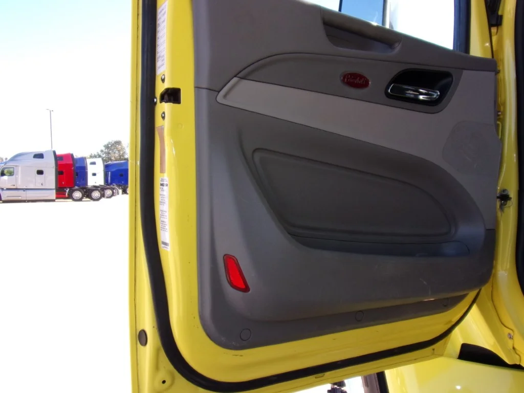 2021 Peterbilt 579 - image 11