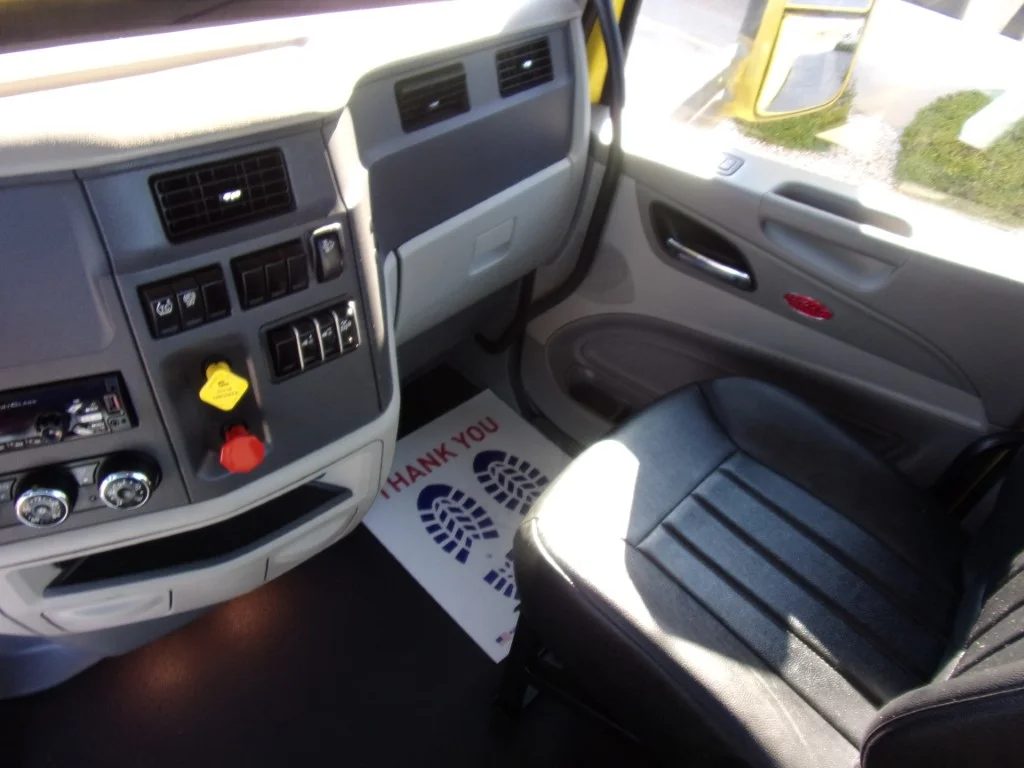 2021 Peterbilt 579 - image 13