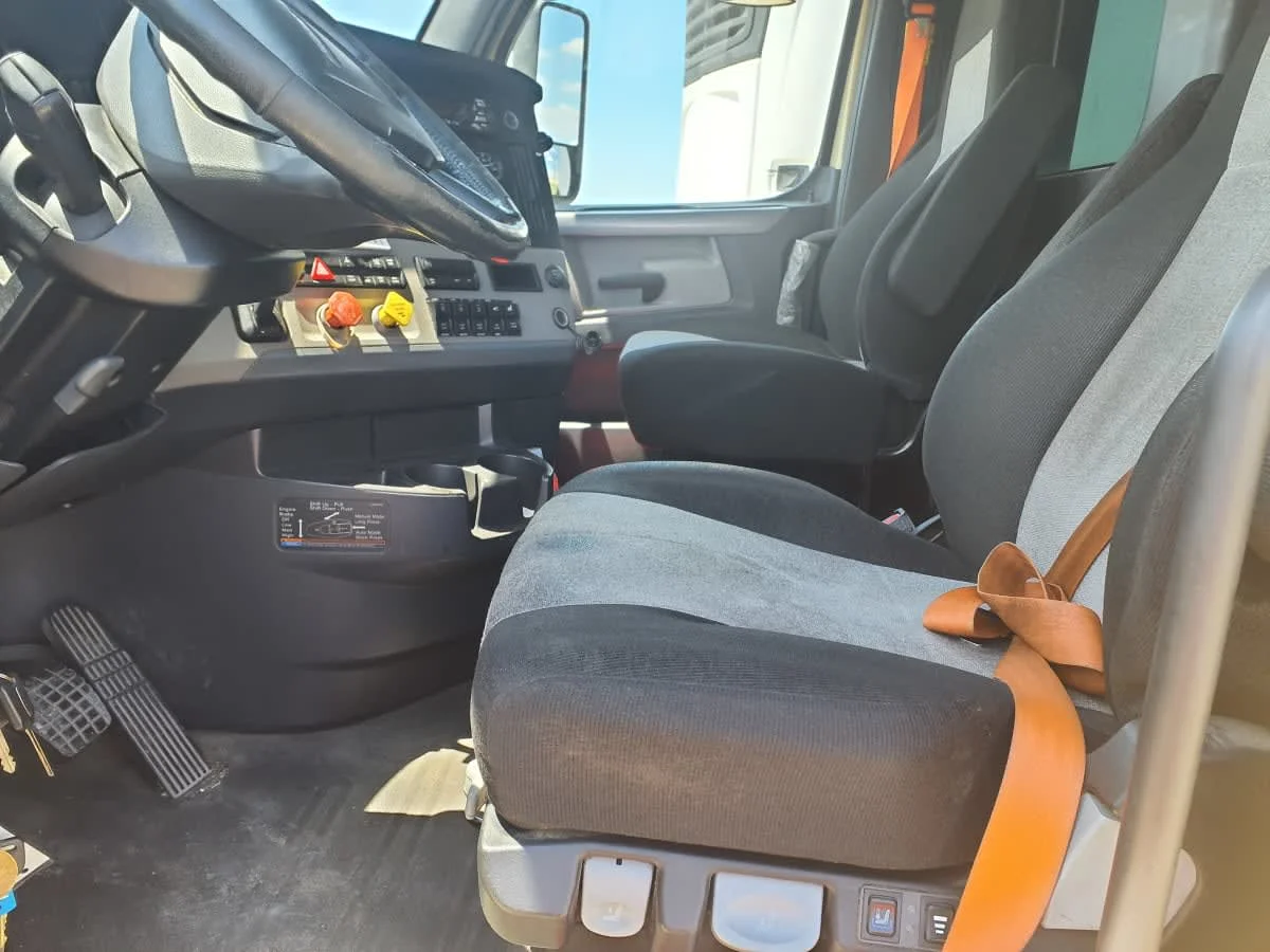 2020 Freightliner Cascadia - image 10