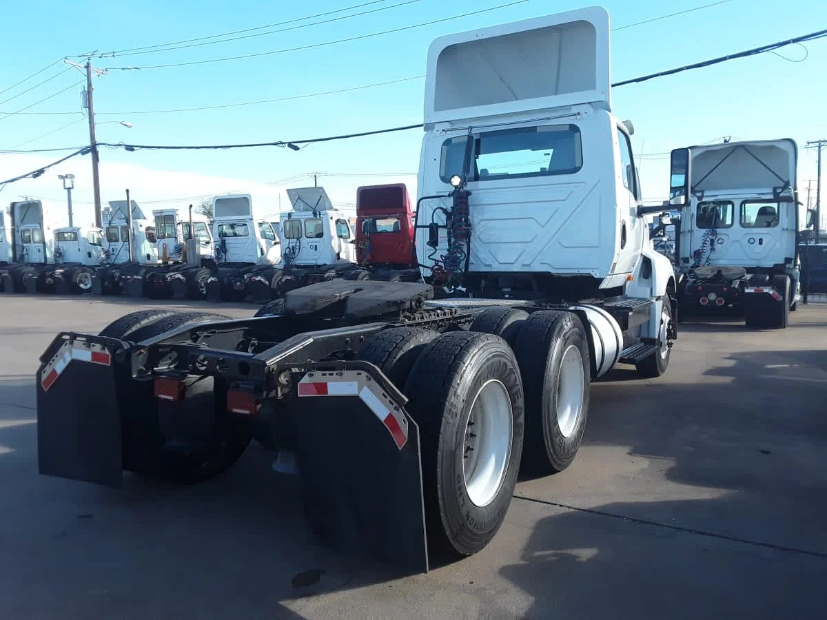 2019 International LT - image 4