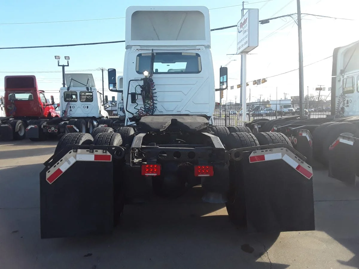 2019 International LT - image 5