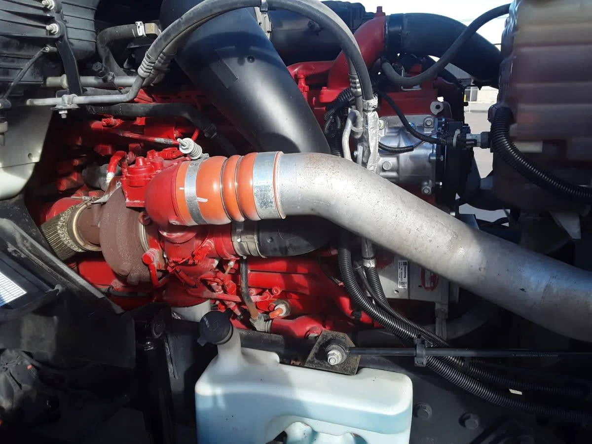 2019 International LT - image 9