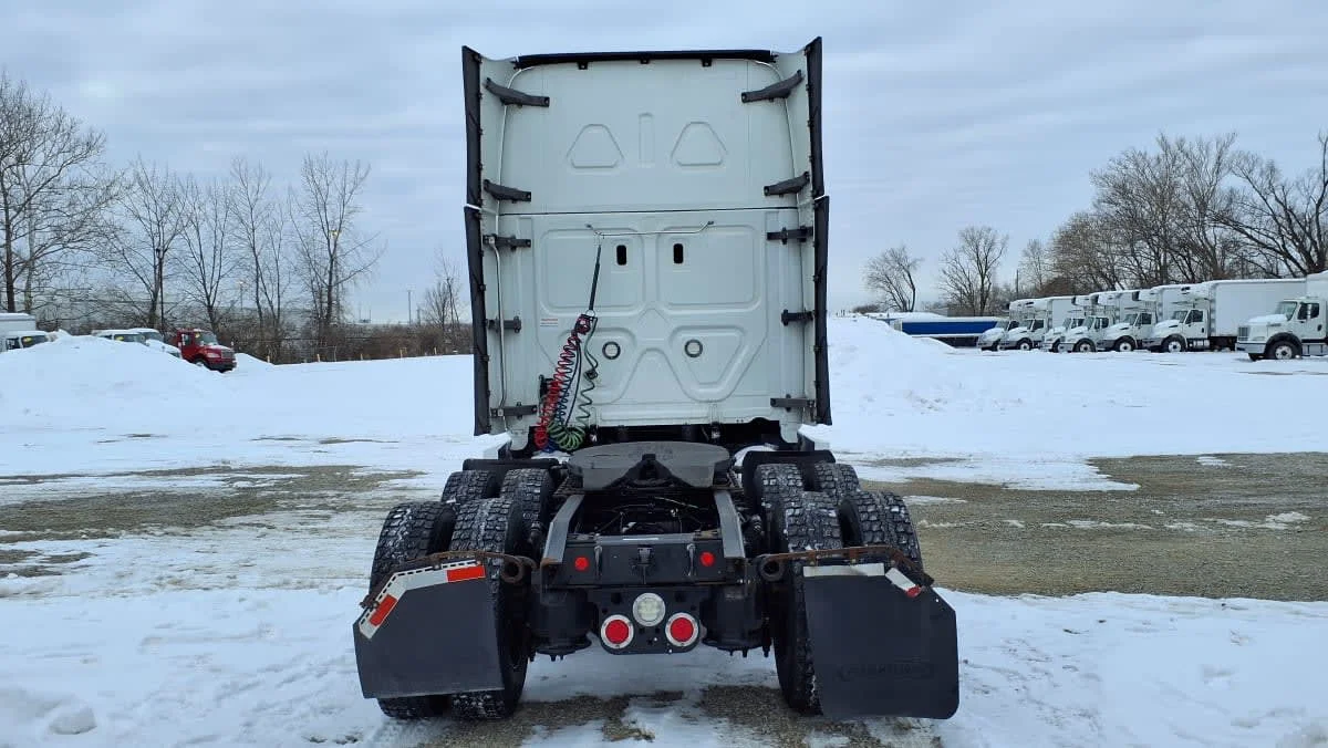 2020 Freightliner Cascadia in West Chester, OH — photo 5