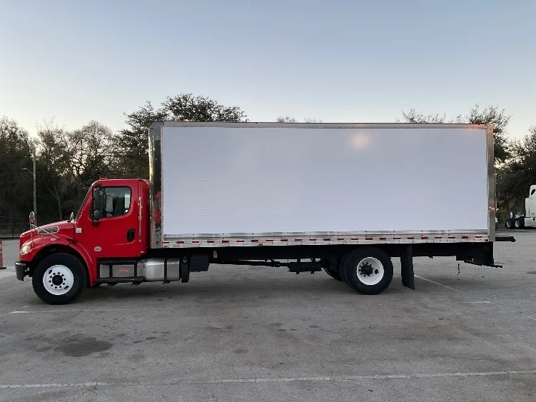 2018 Freightliner M2 106 - image 4