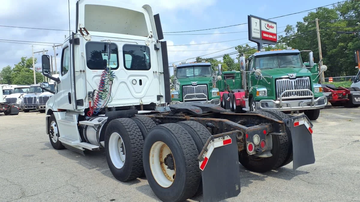 2020 Freightliner Cascadia in Warwick, RI — photo 6