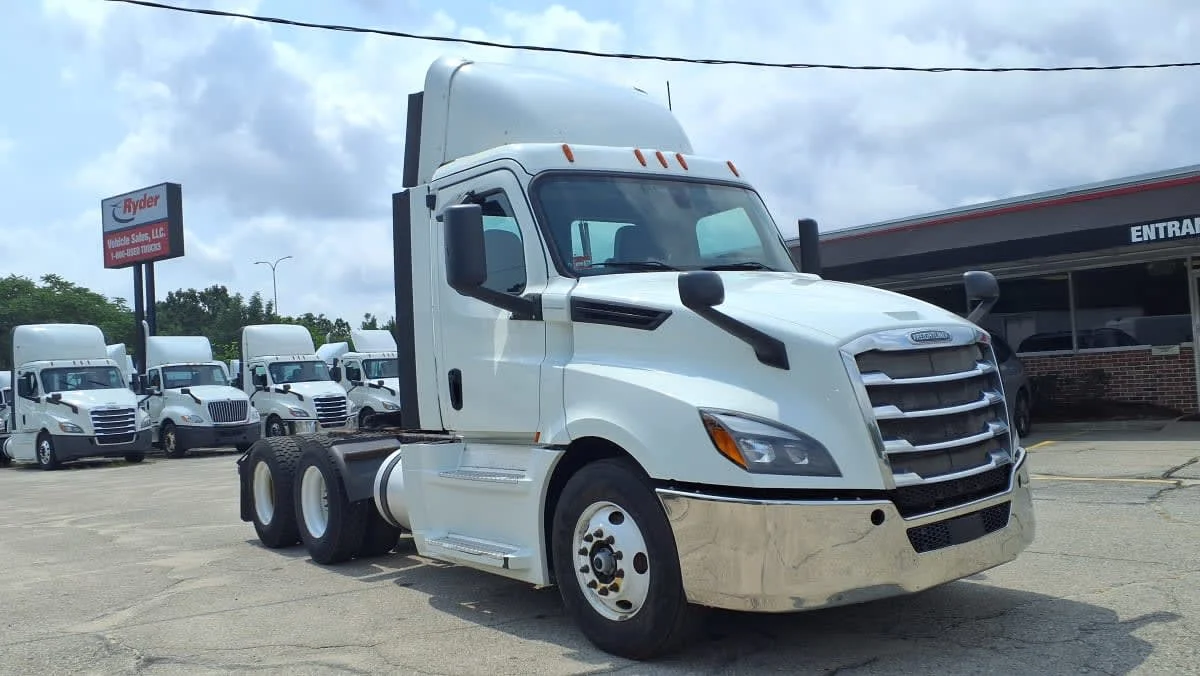2020 Freightliner Cascadia in Warwick, RI — photo 3