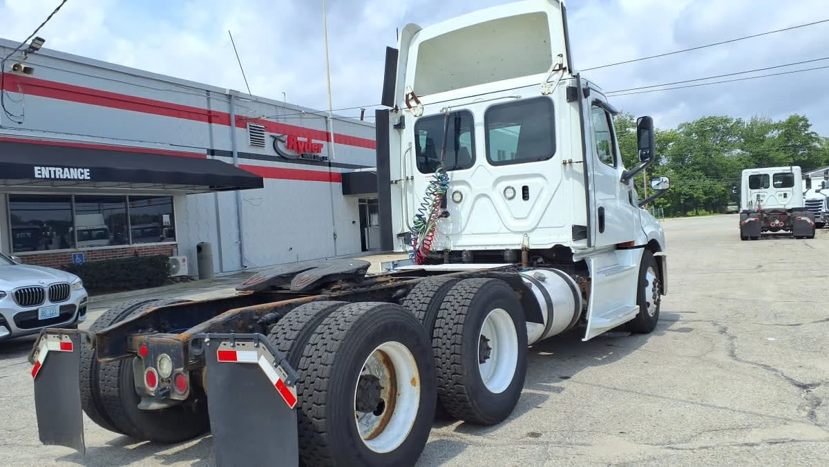 2020 Freightliner Cascadia in Warwick, RI — photo 4