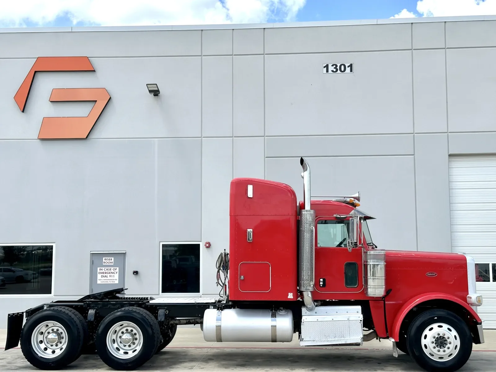 2013 Peterbilt 388 in Hutchins, TX — photo 3