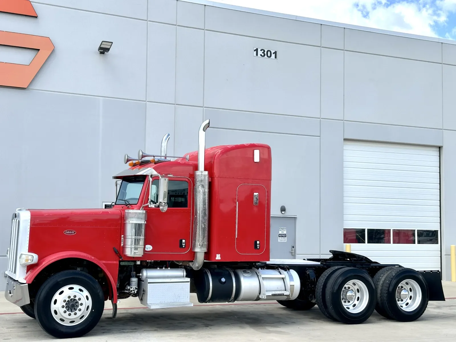 2013 Peterbilt 388 in Hutchins, TX — photo 2