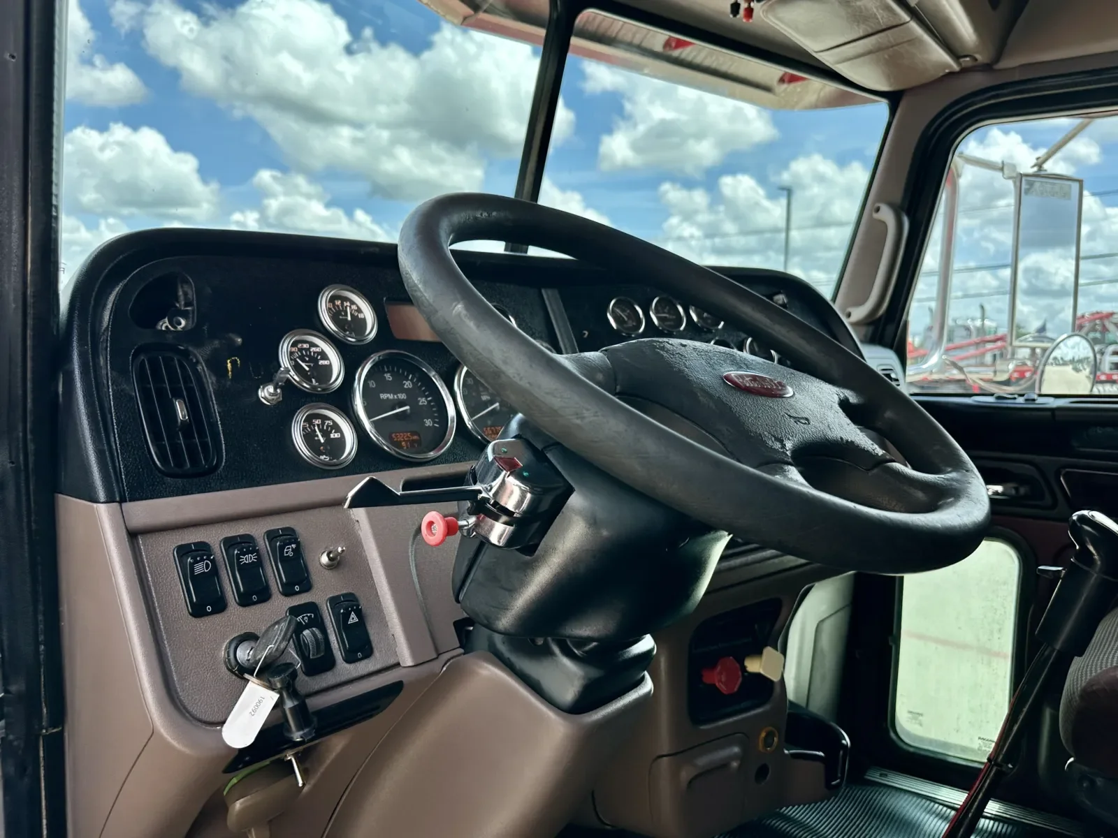 2013 Peterbilt 388 in Hutchins, TX — photo 15
