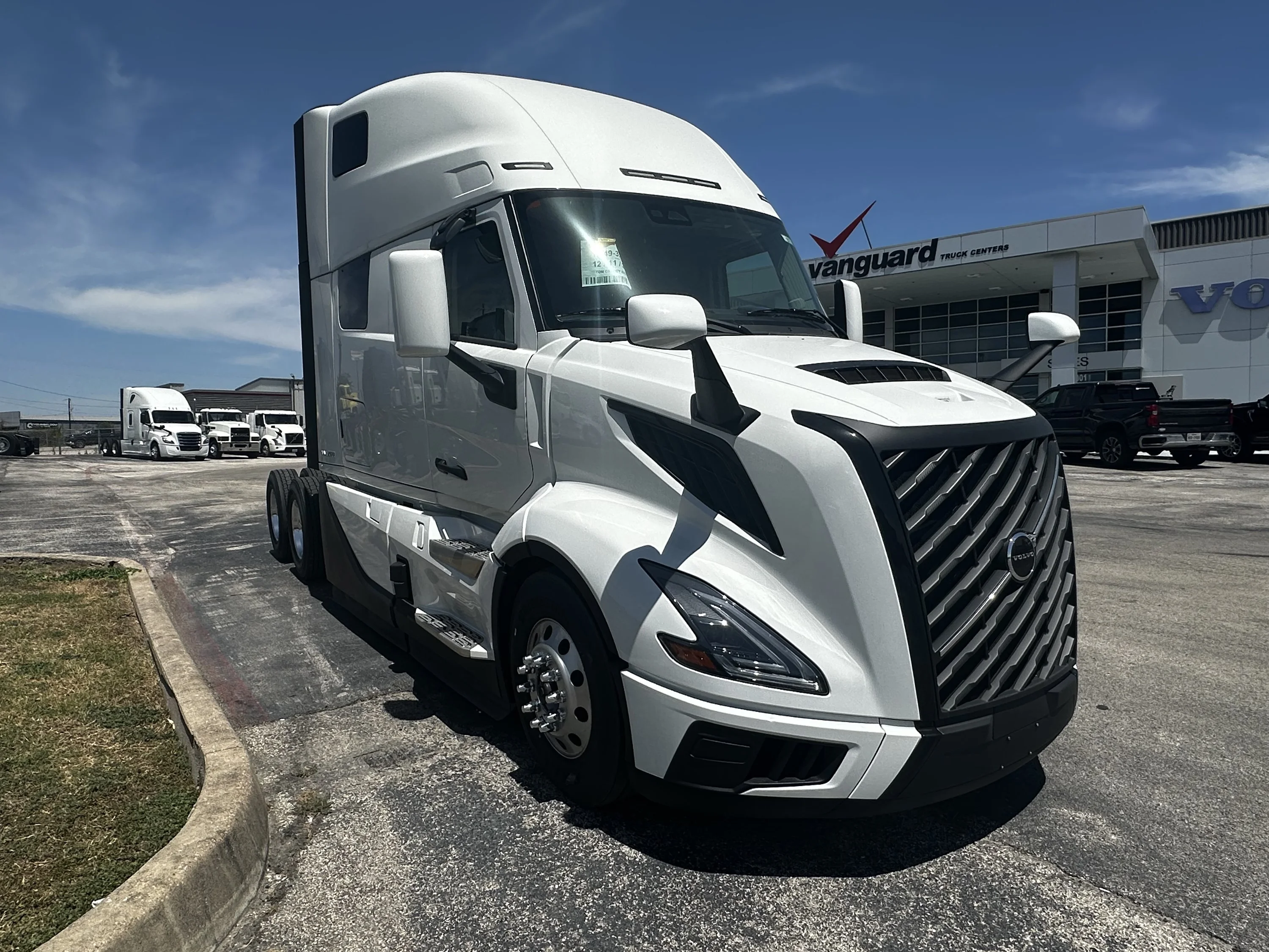 2026 Volvo VNL 860 in Austin, TX — photo 4