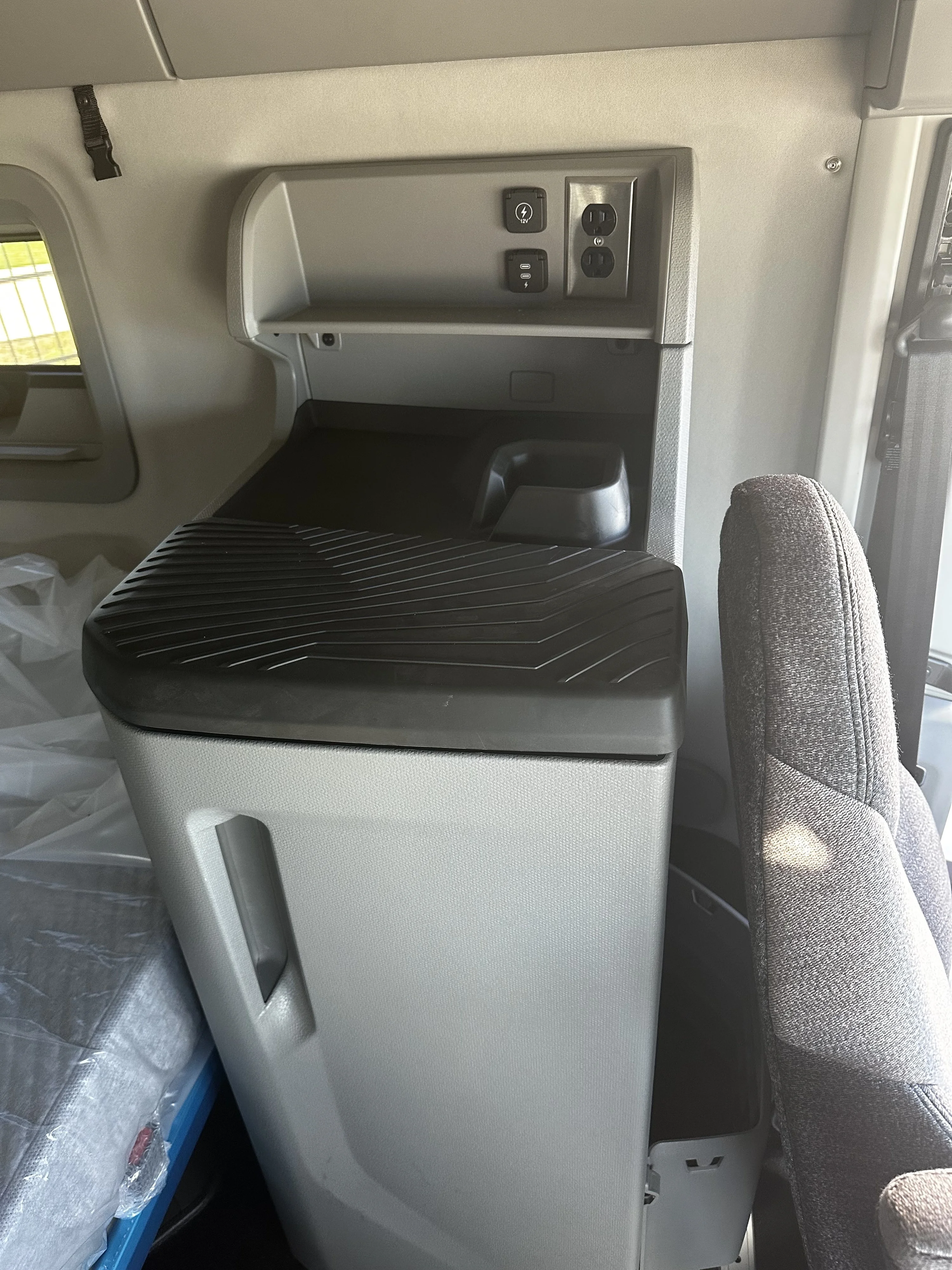 2026 Volvo VNL 860 in Austin, TX — photo 14