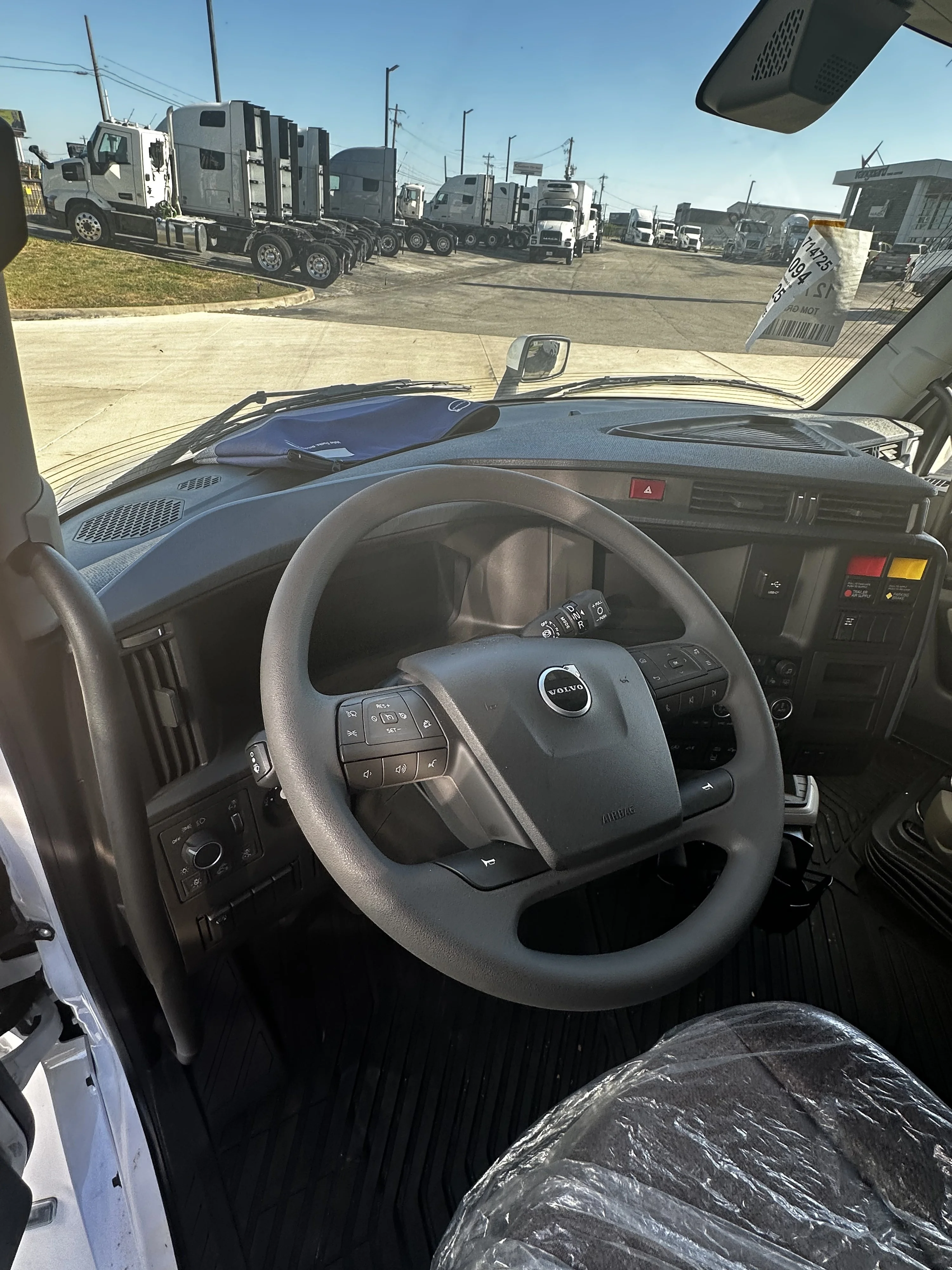 2026 Volvo VNL 860 in Austin, TX — photo 8