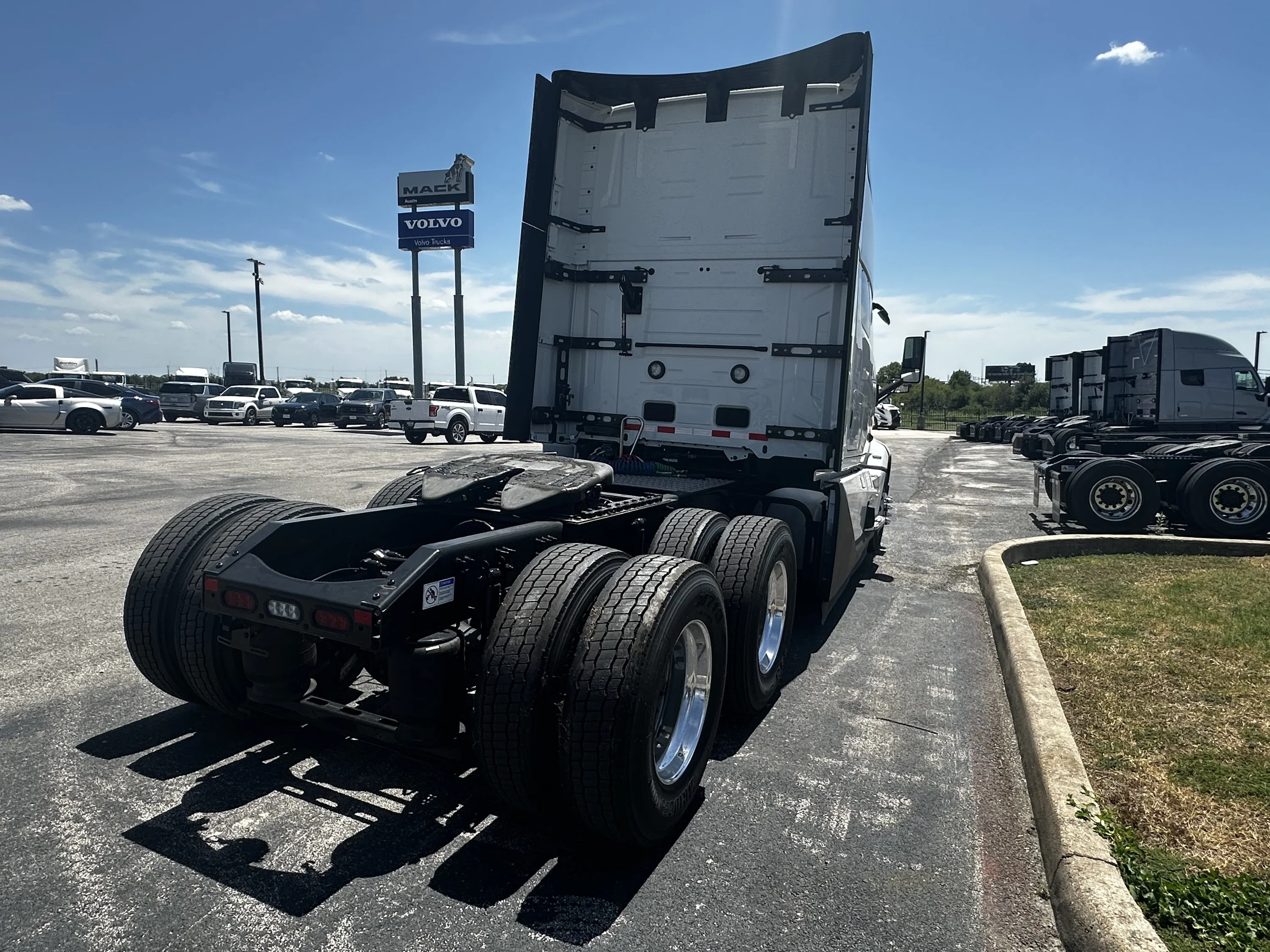 2026 Volvo VNL 860 in Austin, TX — photo 6