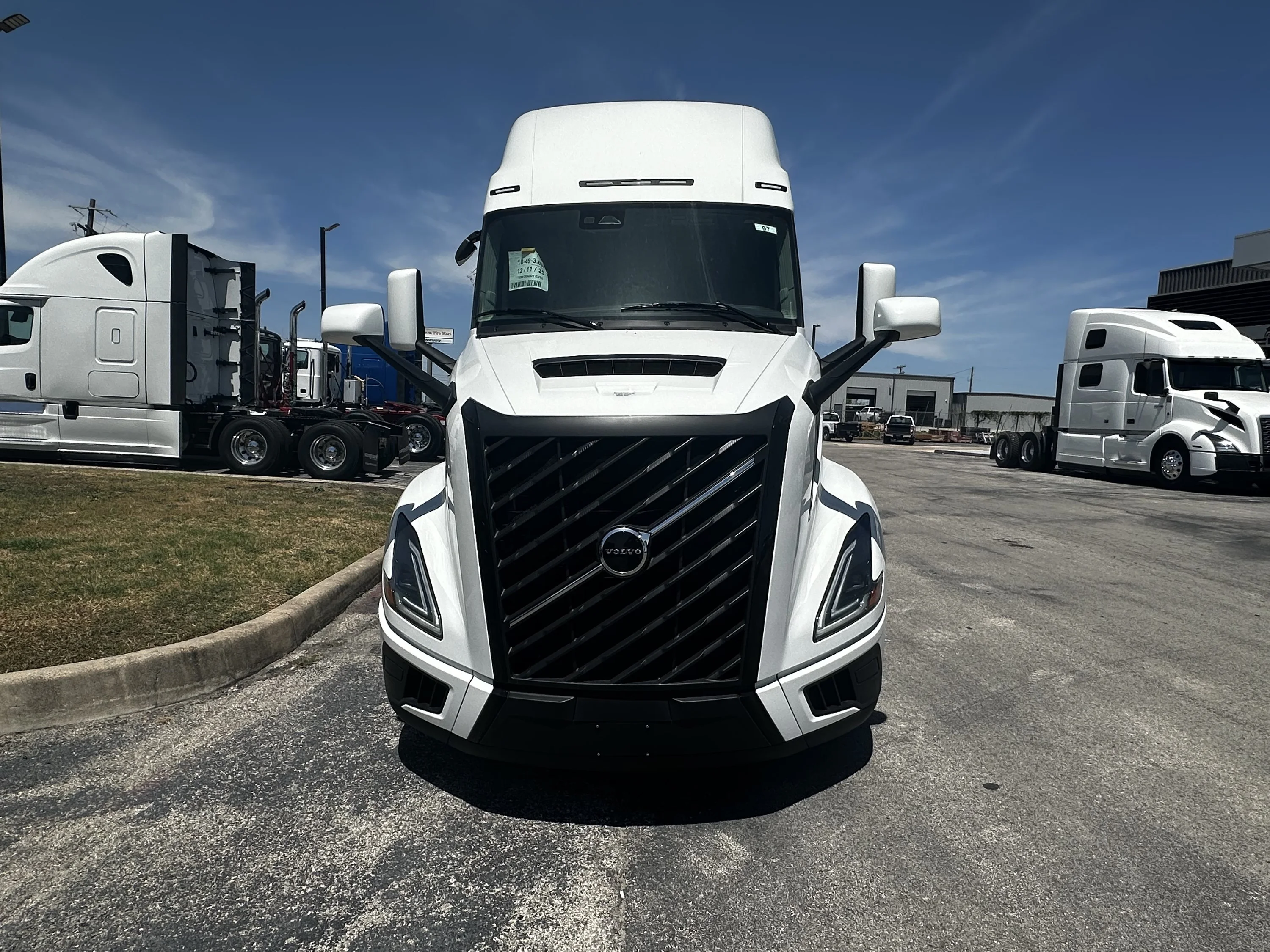 2026 Volvo VNL 860 in Austin, TX — photo 3