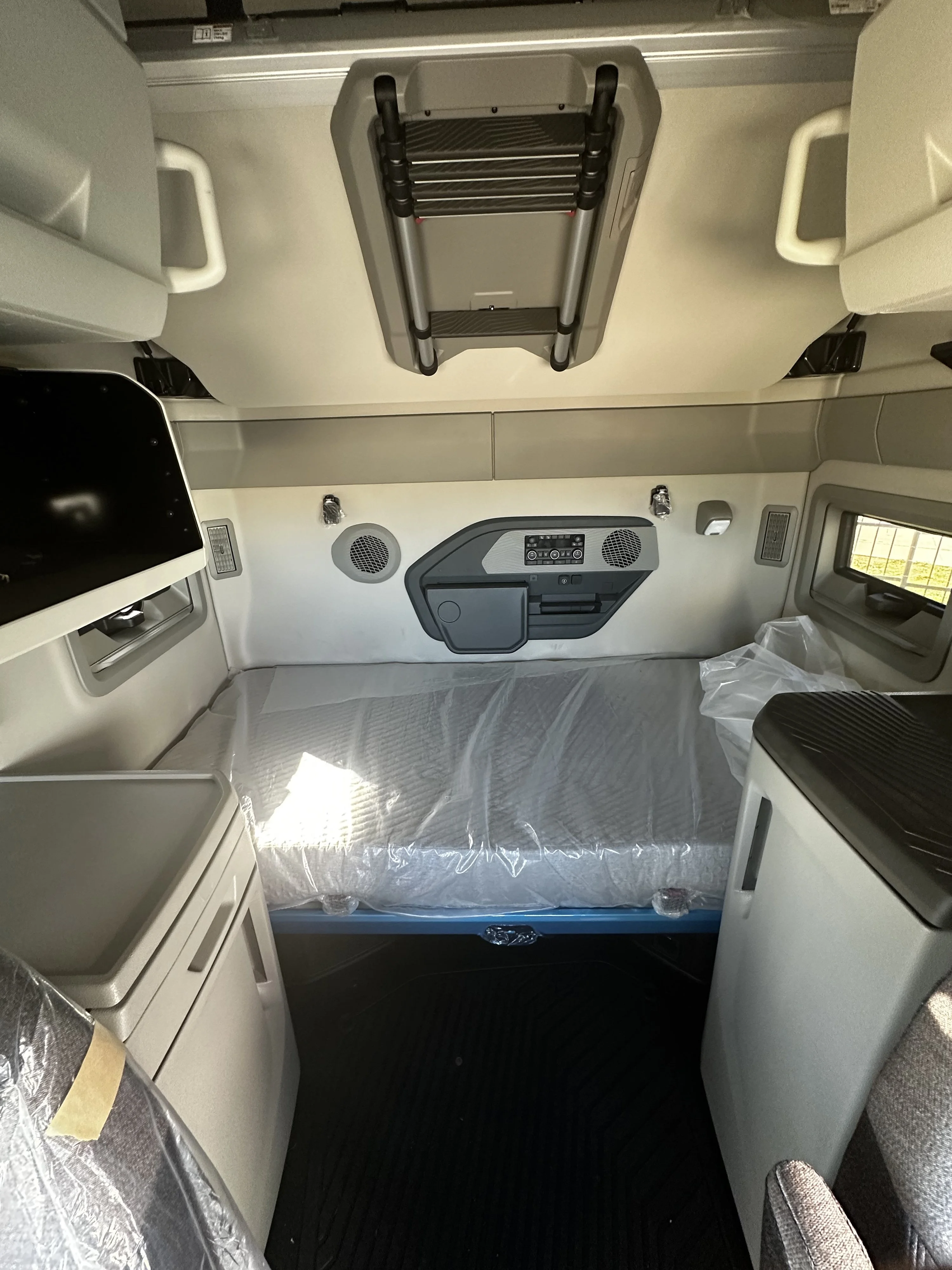 2026 Volvo VNL 860 in Austin, TX — photo 10