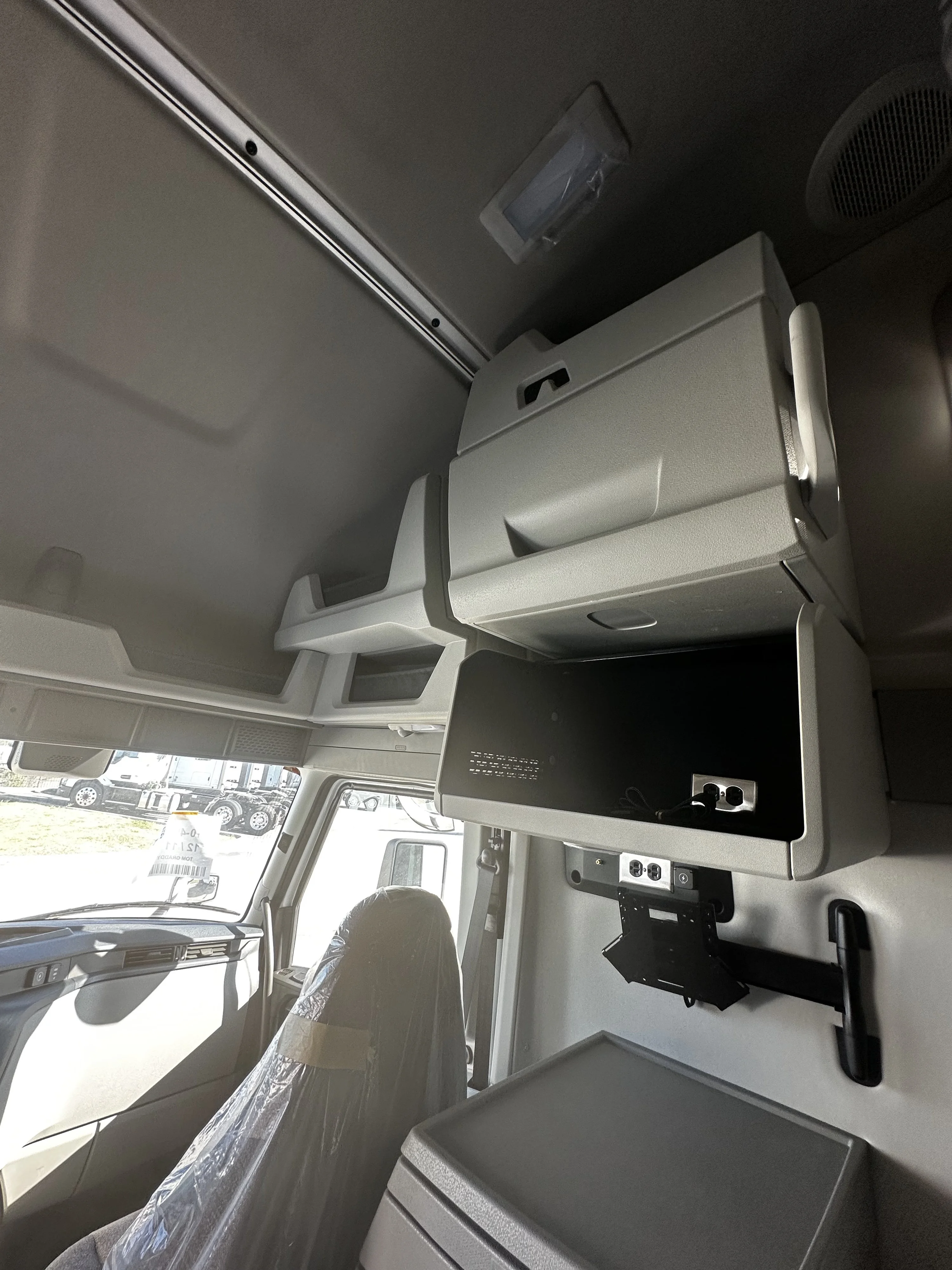 2026 Volvo VNL 860 in Austin, TX — photo 12