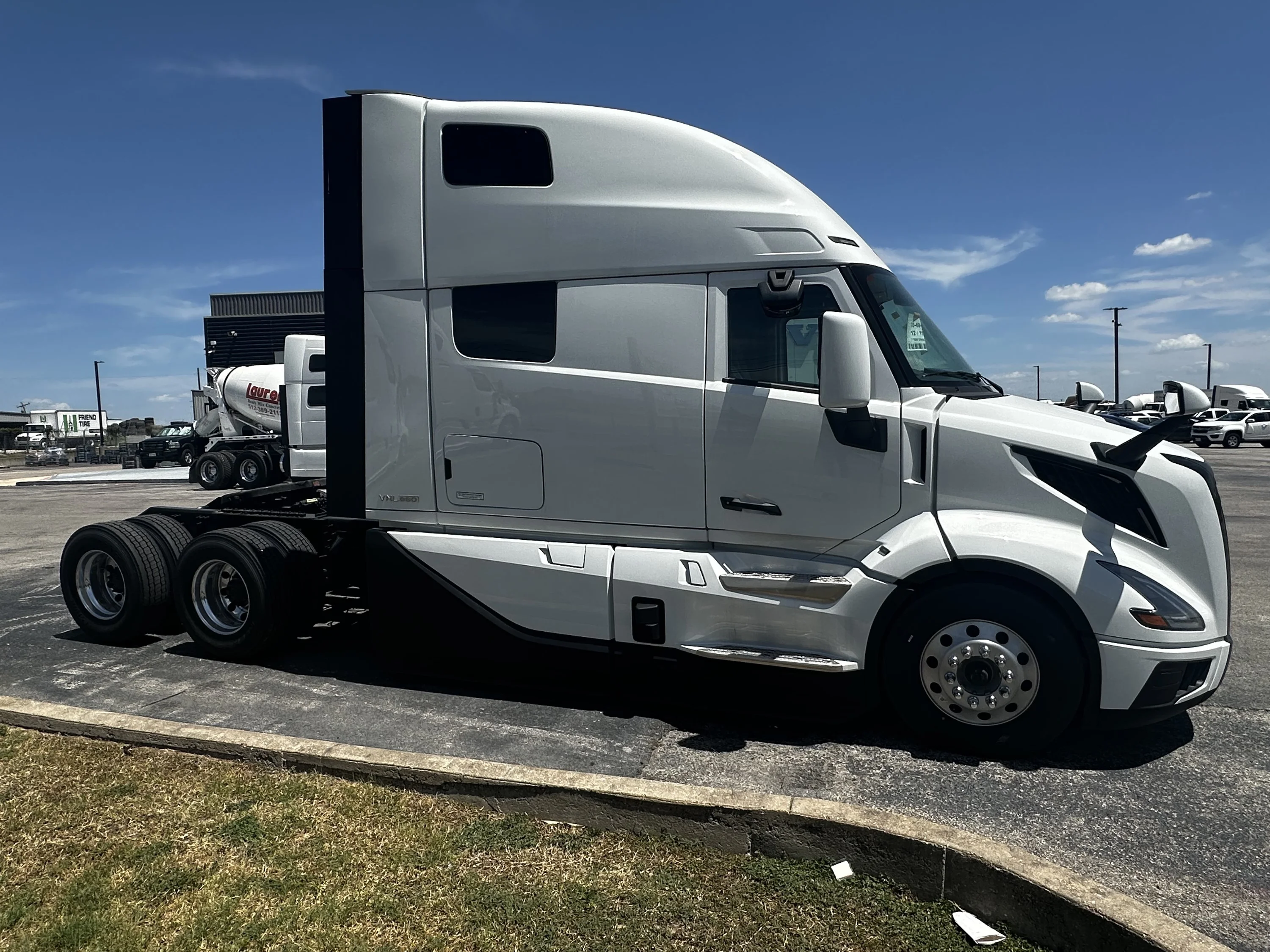 2026 Volvo VNL 860 in Austin, TX — photo 5