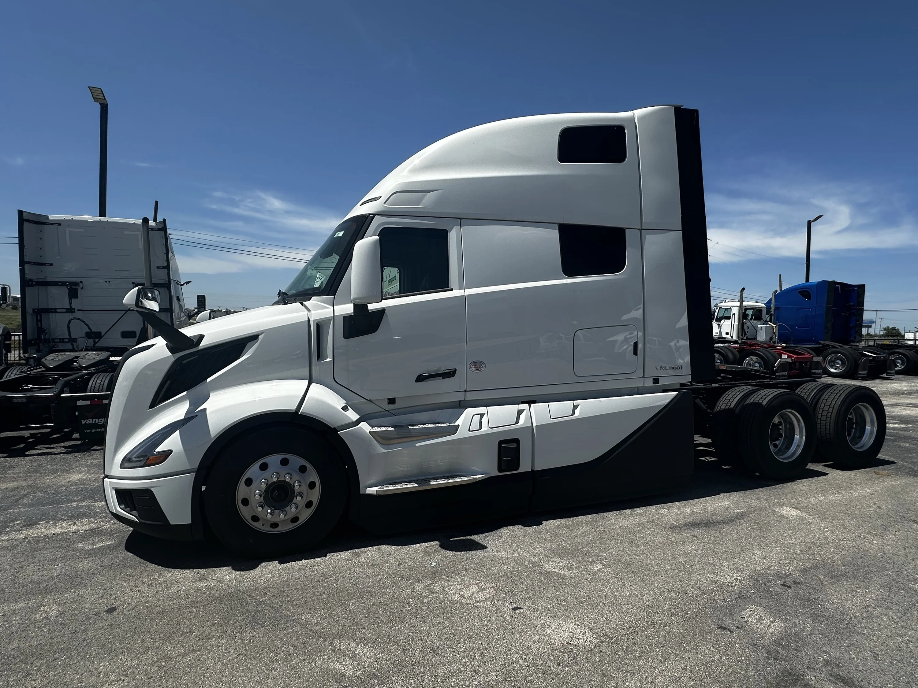 2026 Volvo VNL 860 in Austin, TX — photo 2