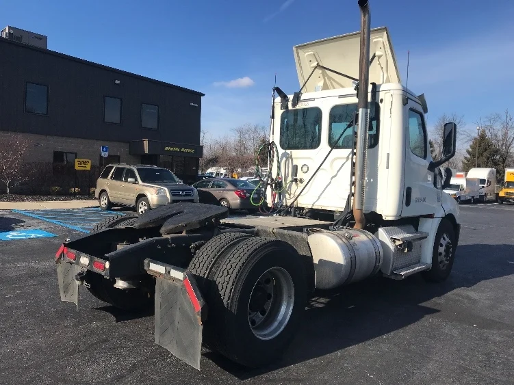 2019 Freightliner Cascadia in Bensalem, PA — photo 7