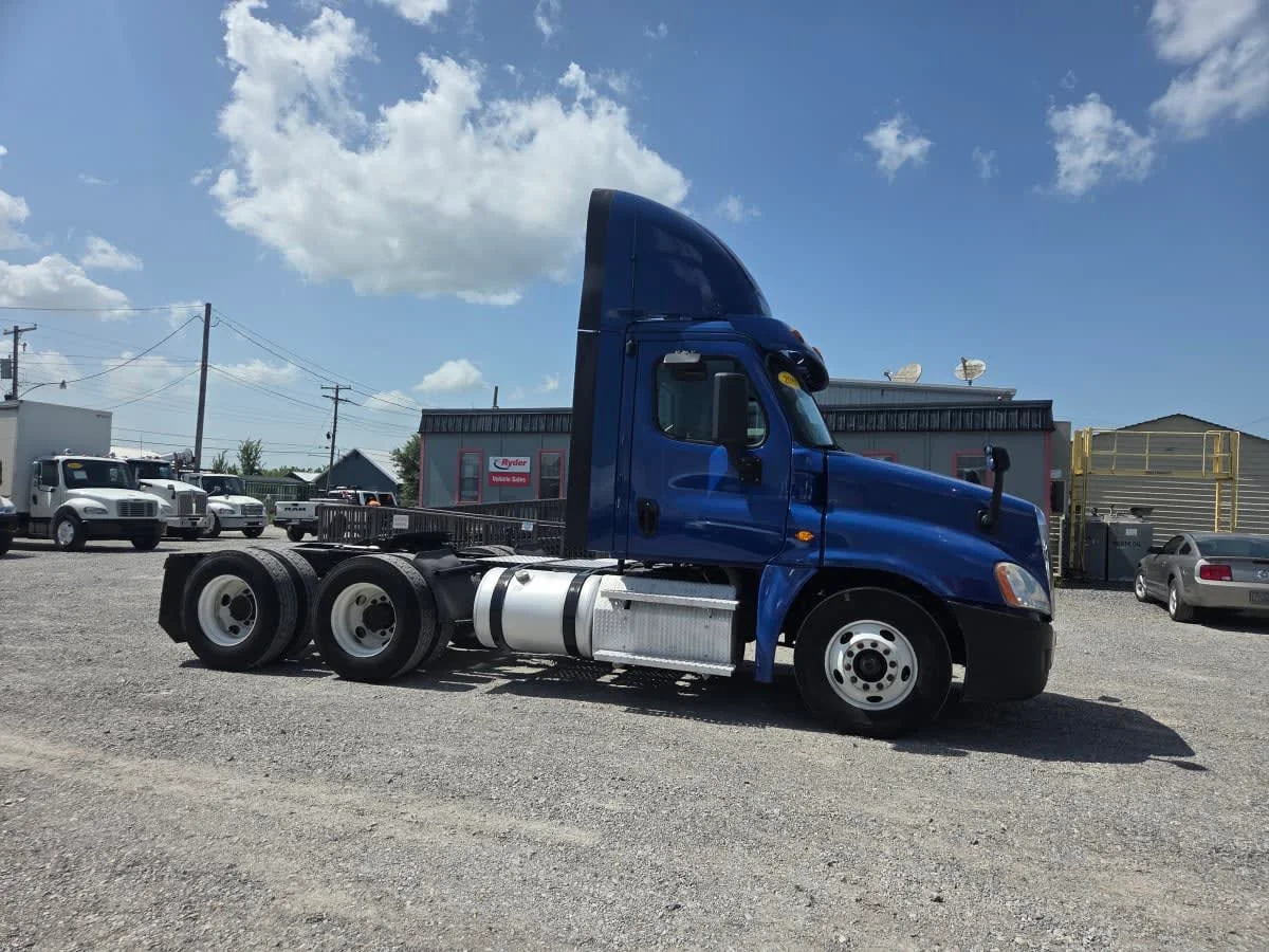 2020 Freightliner Cascadia in St. Rose, LA — photo 9