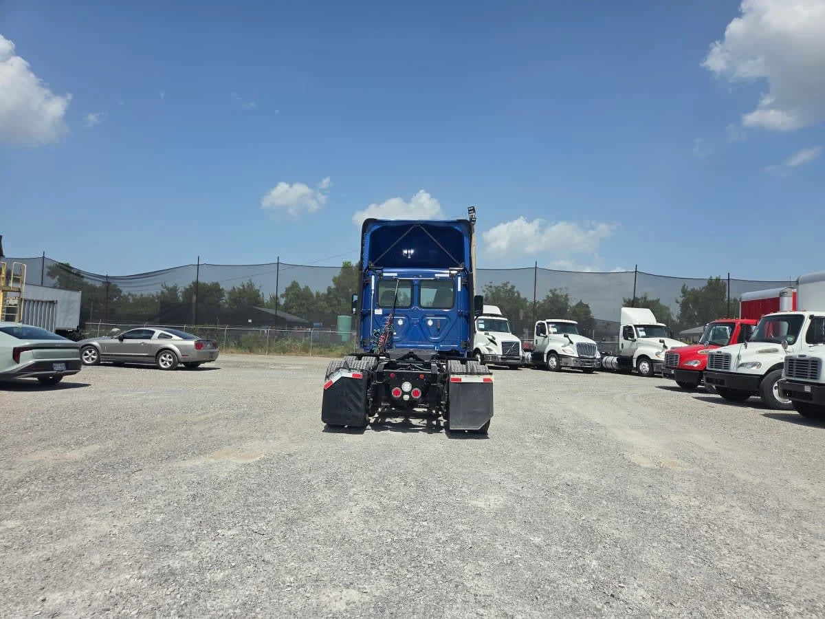 2020 Freightliner Cascadia in St. Rose, LA — photo 5