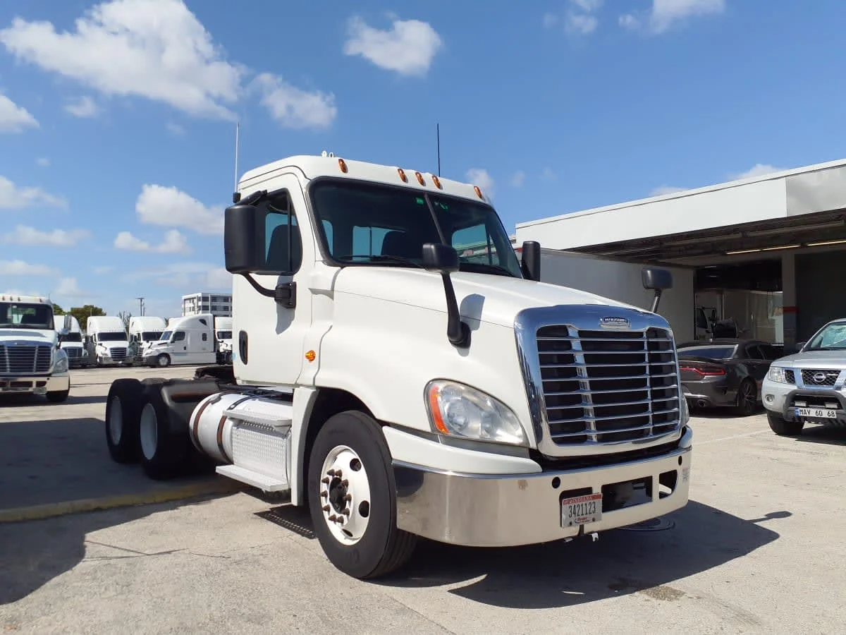 2019 Freightliner Cascadia - image 3